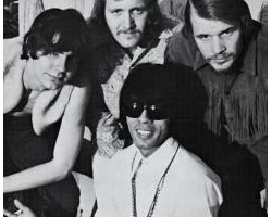 На фото Question Mark & the Mysterians