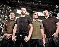 На фото Rise Against