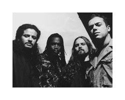 На фото Sepultura