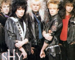 На фото Shy