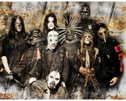 На фото Slipknot