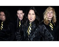 На фото Stryper