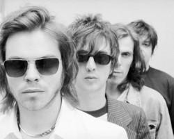 На фото Supergrass