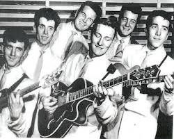 На фото Swinging Blue Jeans