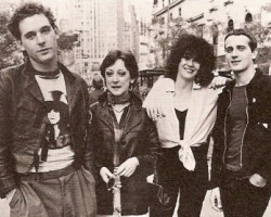 На фото The Au Pairs