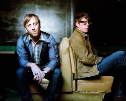 На фото The Black Keys