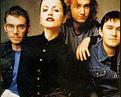 На фото The Cranberries