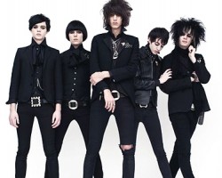 На фото The Horrors