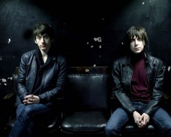 На фото The Last Shadow Puppets