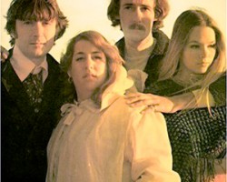 На фото The Mamas & the Papas