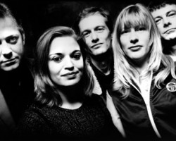 На фото The Mekons