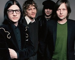 На фото The Raconteurs