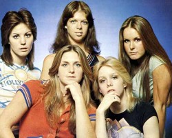 На фото The Runaways