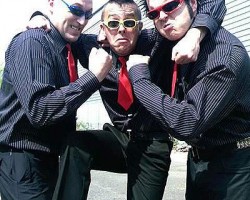 На фото The Toy Dolls