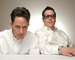 На фото They Might Be Giants