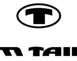 На фото Tom Tailor