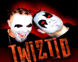 На фото Twiztid