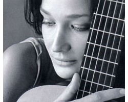 На фото Карла Бруни